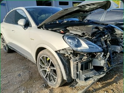Porsche Cayenne Coupé E-Hybrid 2021 no pátio do Desmonte Via Expressa