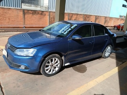 Volkswagen Jetta 2.0 TSI 2013 no pátio do Desmonte Via Expressa