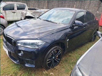 BMW X6 M 4.4 V8 2016 no pátio do Desmonte Via Expressa